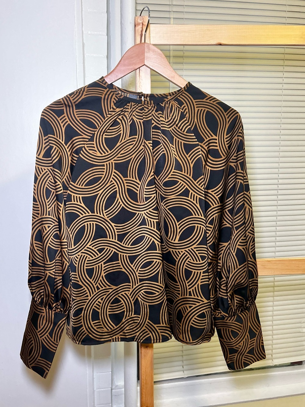 WHO WHAT WEAR Geometric Blouse in Black & Orange Size Small Like New